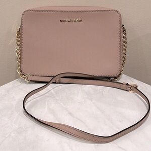 🔥Michael Kors Pink Crossbody Bag with Gold Hardware🔥